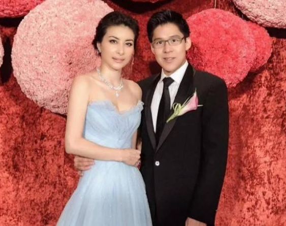 豪气大方郭晶晶女儿生有一对腰果眼爷爷给了10亿大红包