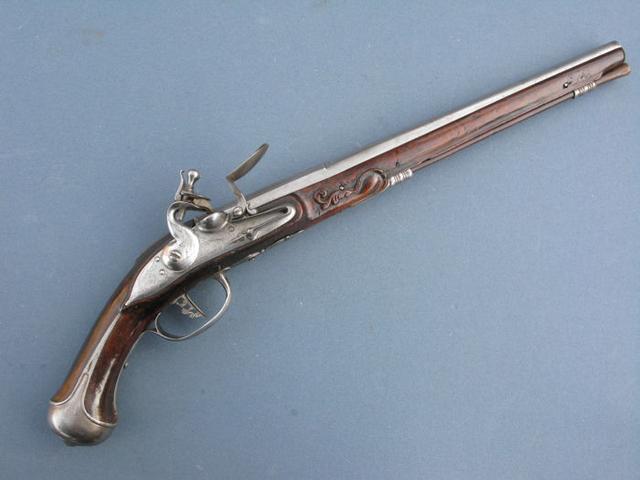 制作于1690年的燧发枪,为意大利的骑兵所用,上面雕刻有"海怪"