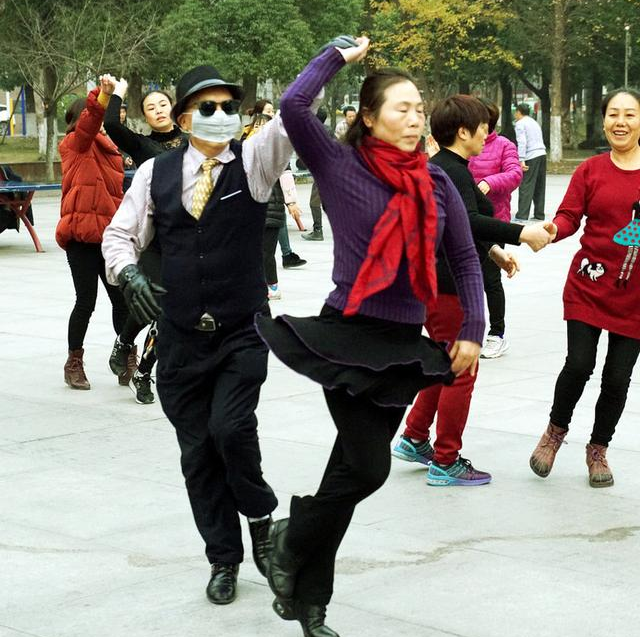 中年妇女为什么喜欢去跳广场舞?只为跳舞吗?3个妇女说出心里话