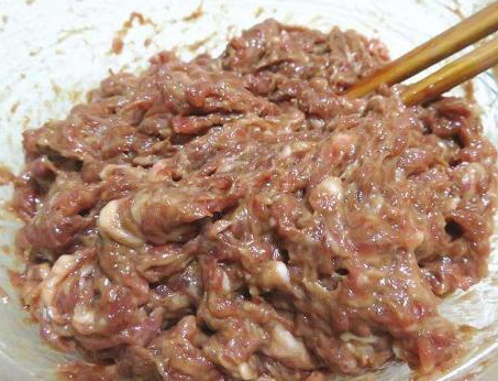 饭店调肉馅怎样去腥?大厨说:加料酒加鸡蛋不对,用对方法才好吃!