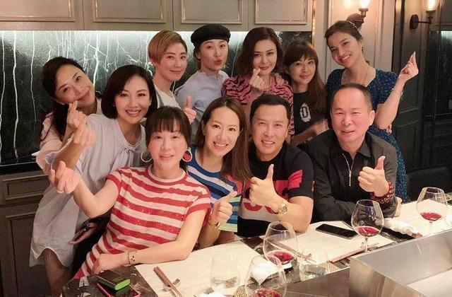 57岁关之琳太少女!和tvb好友聚会,穿豹纹成全场最美太