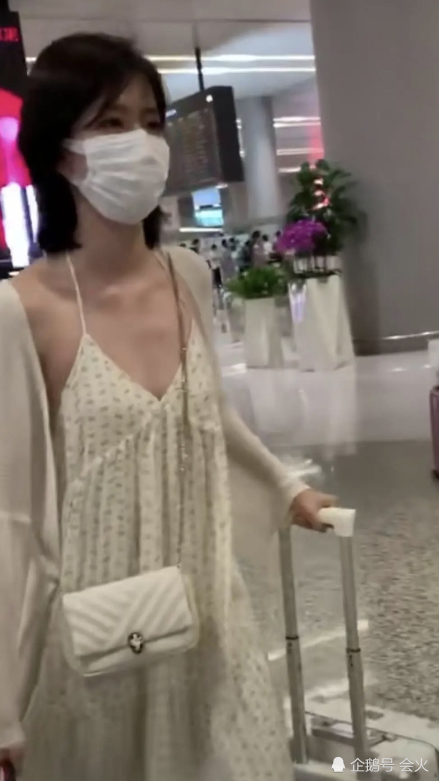 乔欣清凉吊带装秀事业线,胸前瘦骨嶙峋,网友