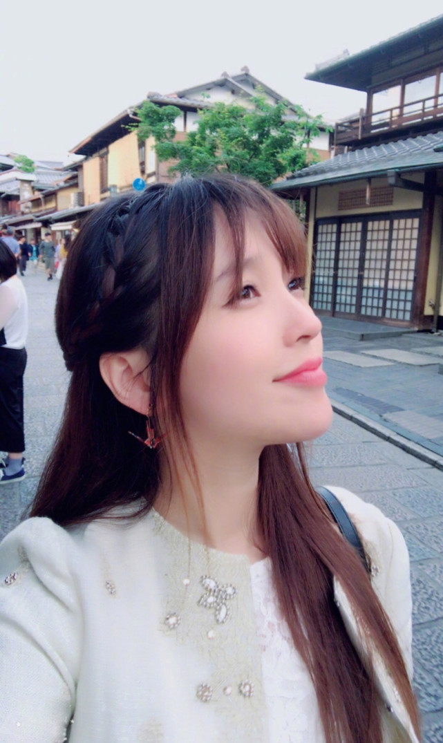 美女影视明星金莎户外街头甜美可爱自拍