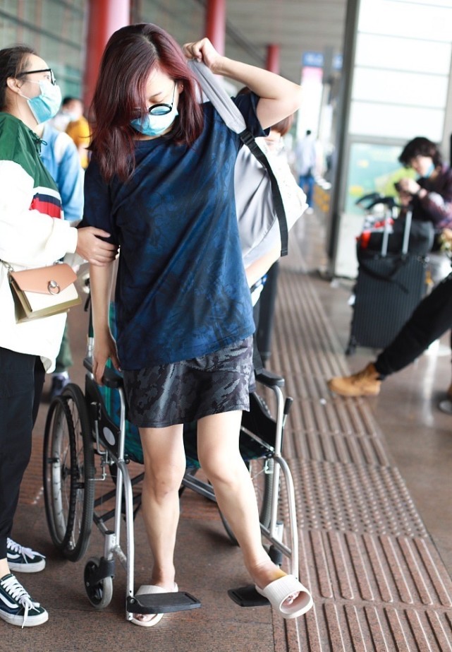 陈松伶被淘汰后现身机场,坐轮椅跟粉丝互动,笑意盈盈