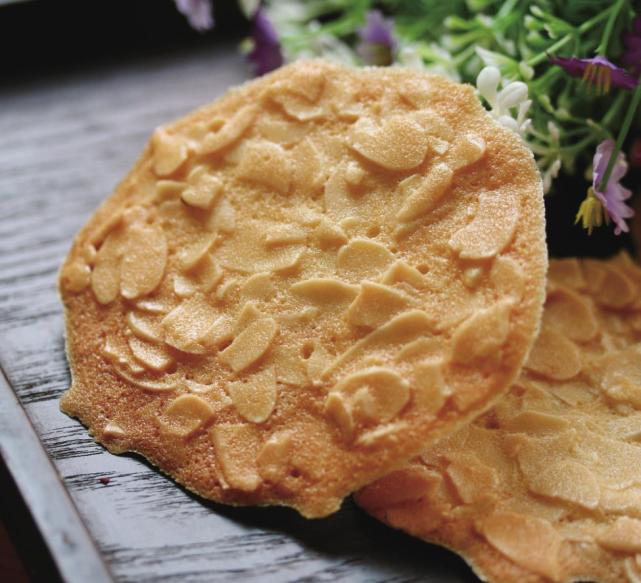 今天要跟大家分享一款简单又酥脆的杏仁薄脆饼干,做出的饼干薄如纸