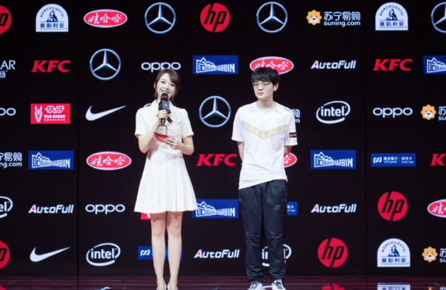 LPL美女主持余霜晒出游灵隐寺美照？管泽元隔控比心