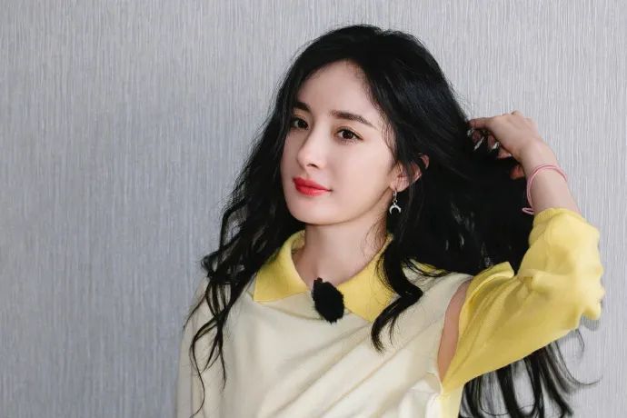 杨幂又放大招了!别人穿像工作服的造型,她换上变少女甜心,杨幂 杨幂又放大招了!别人穿像工作服的造型,她换上变少女甜心,杨幂