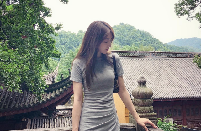 LPL美女主持余霜晒出游灵隐寺美照？管泽元隔控比心
