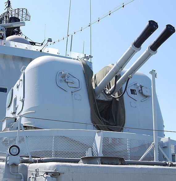 舰首与舰尾各装备了1门双联装博福斯m50型120毫米舰炮,最大射速40发