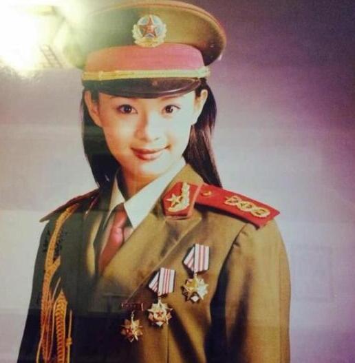 退伍后,她进入上海银都艺术学校.真真正正的军中绿花. 孙俪