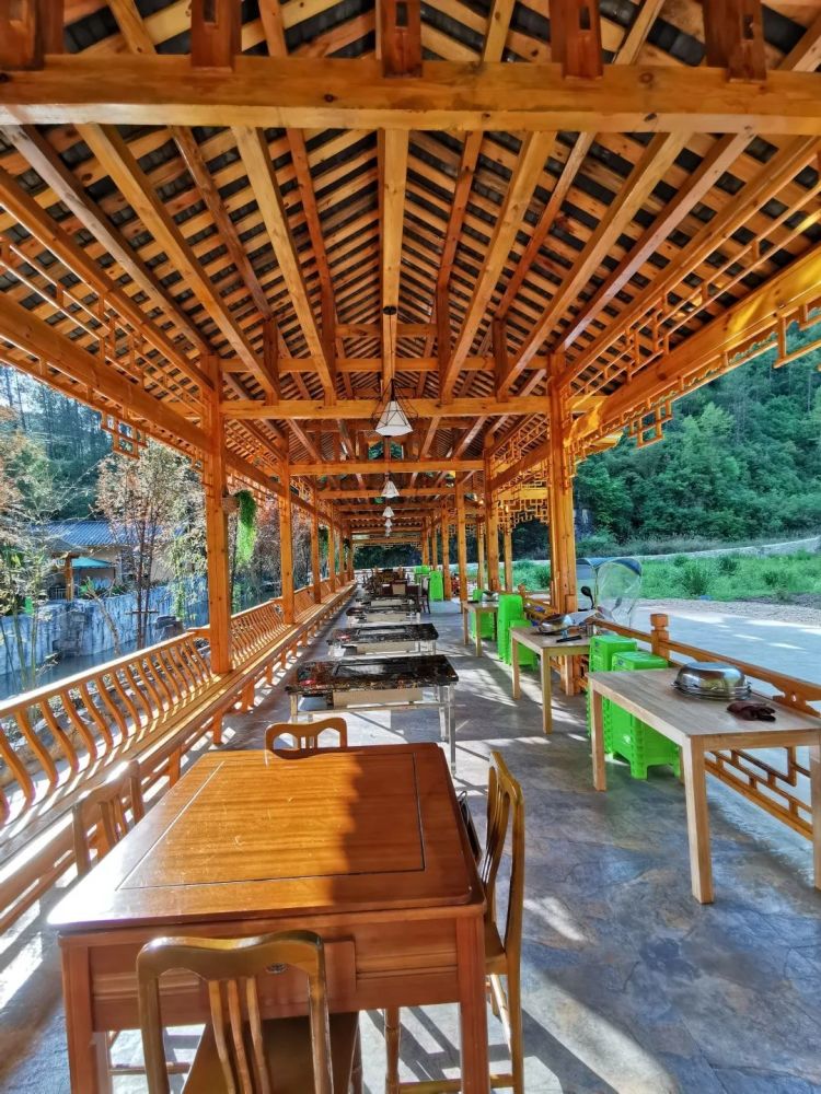 位于乌当区新堡的香纸沟景区这个季节煞是可爱,高山水长,自然之境引人