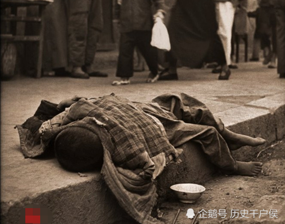 老照片还原晚清众生相:有钱人搂着小妾夜夜笙歌,路边乞丐被活活饿死