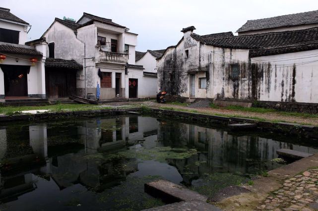 浙江一座幽静的江南古镇,古建筑连片成群,距今已有近