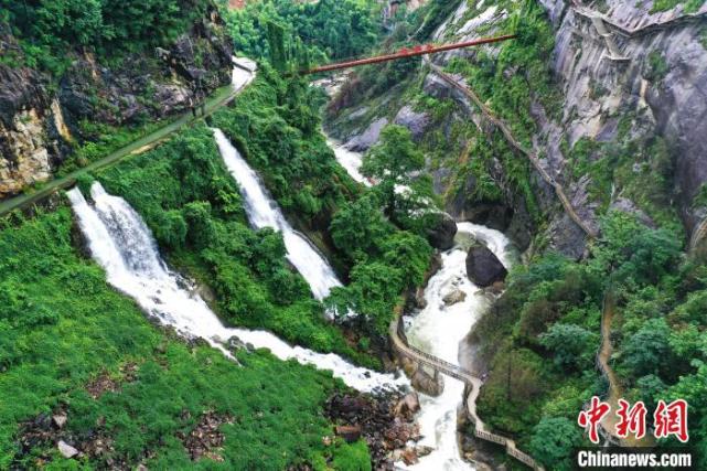 看天下:航拍江西上饶望仙峡谷风光 秀峰苍郁峻拔_大湘