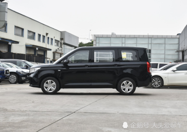 号称五菱版揽胜,后排放倒变双人床,顶配7.98万,7座8座随便选!