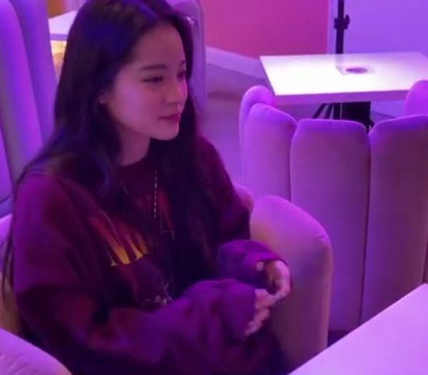 欧阳娜娜上健身课,谁注意身后男私教的颜值?3秒要他的