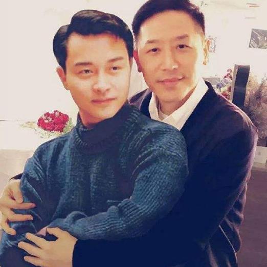 61岁唐鹤德近况,爱了张国荣半辈子,37年痴心不悔,今未婚无子