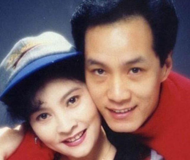 宠妻27年,冯远征第一次求婚梁丹妮却被拒:弟弟,我配不