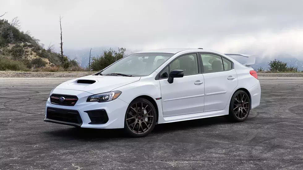 2020款斯巴鲁wrx sti,外观造型棱角分明,配备大尾翼