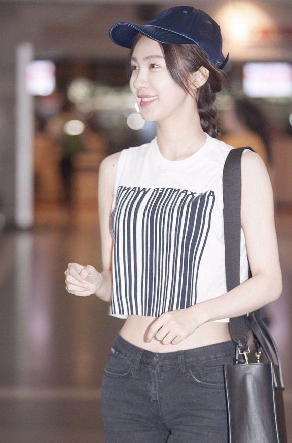 黄晓明前任李菲儿太厉害,全身仅穿一件T,却因“蜜桃身材”惹关注,李菲儿,黄晓明 黄晓明前任李菲儿太厉害,全身仅穿一件T,却因“蜜桃身材”惹关注,李菲儿,黄晓明