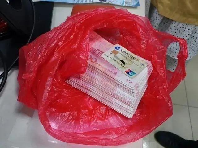 杭城孕妇拎了一塑料袋现金,越想越怕:一环扣一环,真的