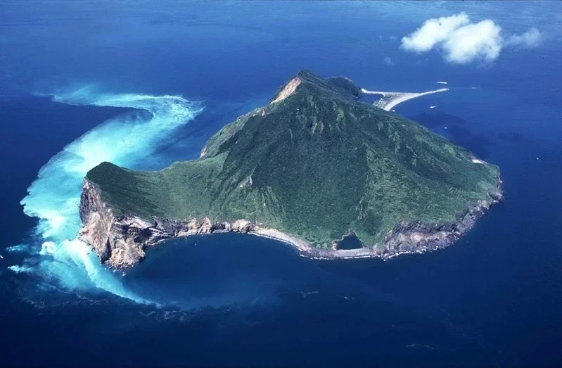 我国在西太平洋上的一座活火山岛,因形状闻名世界,每天限1800人登岛