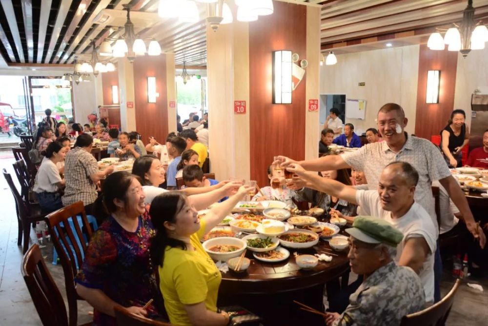 6月27日,都梁新区的一家餐饮店内客盈满堂,生意红火.