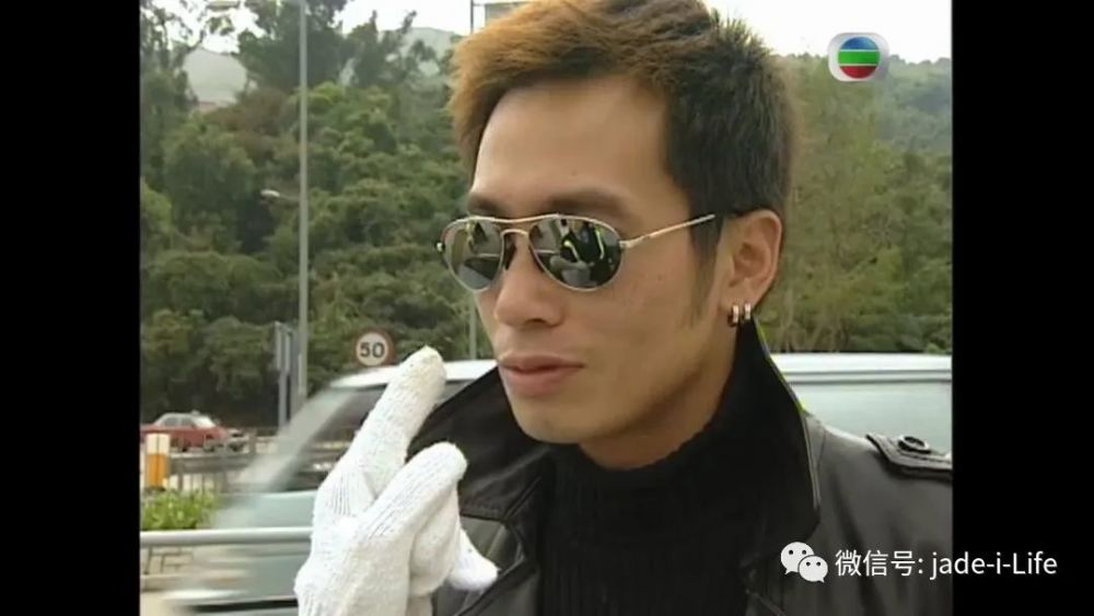 以铁骑女警的姿态亮相进而取代了娥姐与三元组成新版「陀枪师姐」组合