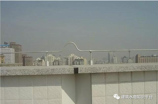 伸缩缝特殊处理 屋面避雷带5)避雷带(网)安装工艺平屋顶上所有