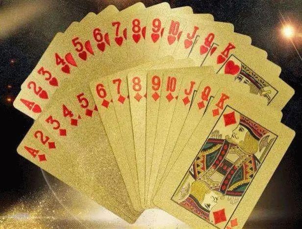 为了模仿电影里的"飞牌"技巧,孩子们喜欢拿开刃扑克牌练习.