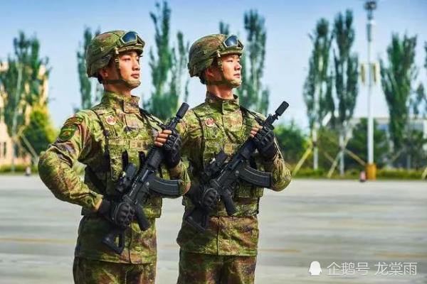 快讯:解放军最新装备"星空迷彩服"亮相海外基地