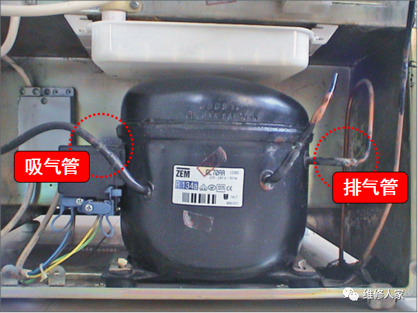 将启动继电器和热保护继电器拆下后,用钳子将压缩机的4个固定爪扳开 .