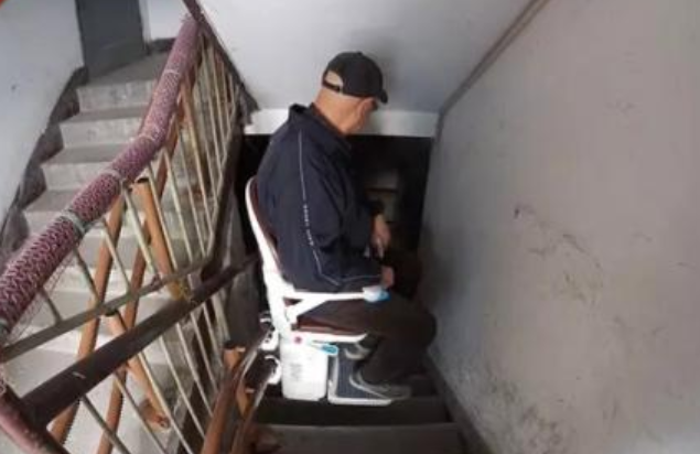 国外发明的爬楼神器,隐形不占地,老人也能轻松上下楼