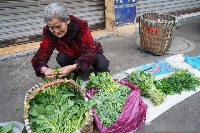 有人宁愿去超市买菜,也不愿买路边老人的便宜菜,为什么?