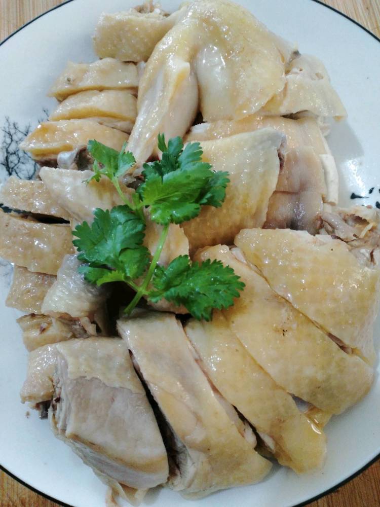 白斩鸡的家常做法,皮脆肉嫩,滋味鲜美,健康营养,老少皆宜,简单易学