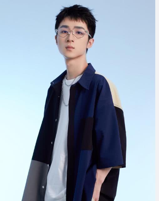 这张图正是王小歪在之前扮女装的时候拍的,大长腿的确又长又细,其实