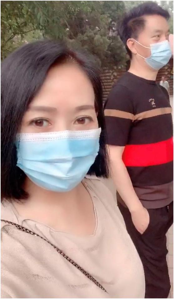 赵四媳妇晒近况,现实老公是李玉刚恩师,反串比李玉刚还"娘"