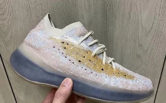 此番阿迪达斯又推出了一款全新胡椒粉配色 yeezy 380 pepper