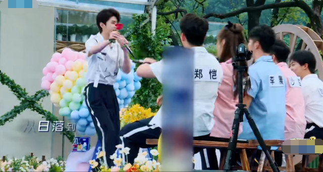 蔡徐坤越过baby把花递给沙溢,以为没事,下一秒baby的手部动作亮了