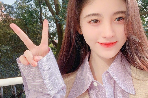 鞠婧祎早年间无刘海照走红,长相清纯风格大变,网友:是