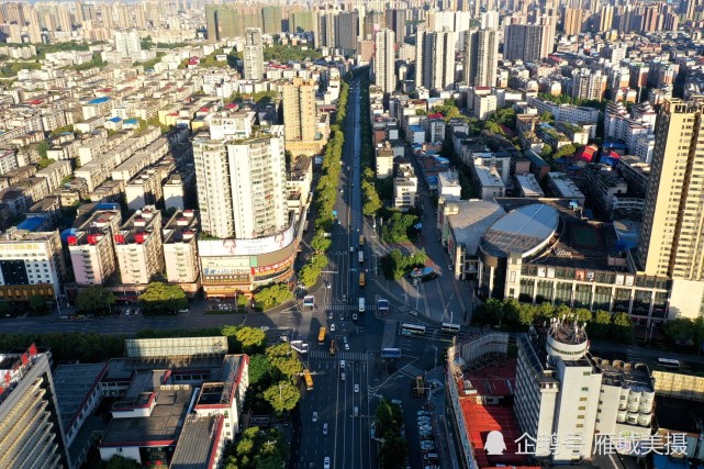 航拍衡阳老城区崇盛晶珠广场,航母般的建筑造型尽显时尚靓丽