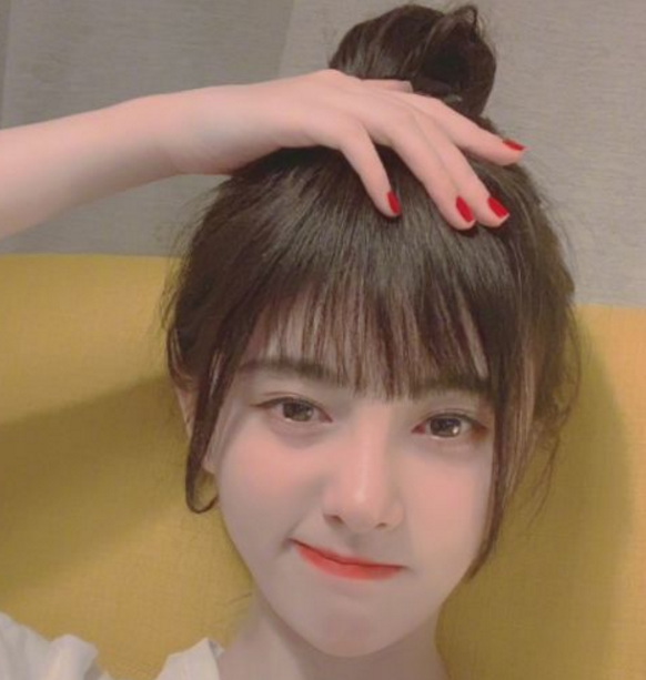 难怪鞠婧祎总是喜欢披着头发当她扎起丸子头后我好像明白了