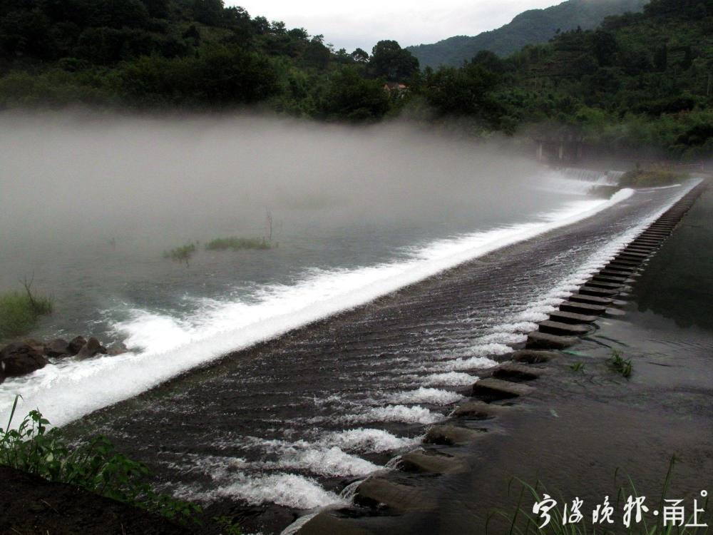 宁波皎口水库白雾渺渺,恍如仙境!这是暖空气和冷水面"