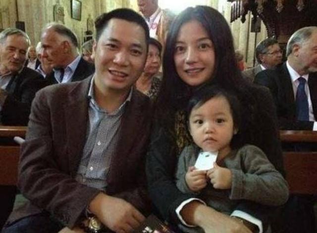 其实除了赵薇之外, 叶茂青这位上海房地产大亨之子也是和圈内很多女