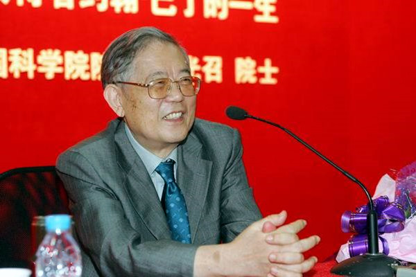 但是事与愿违,曾经的班主任汪慧迪说,虽然平时在朋友面前健谈的他,却