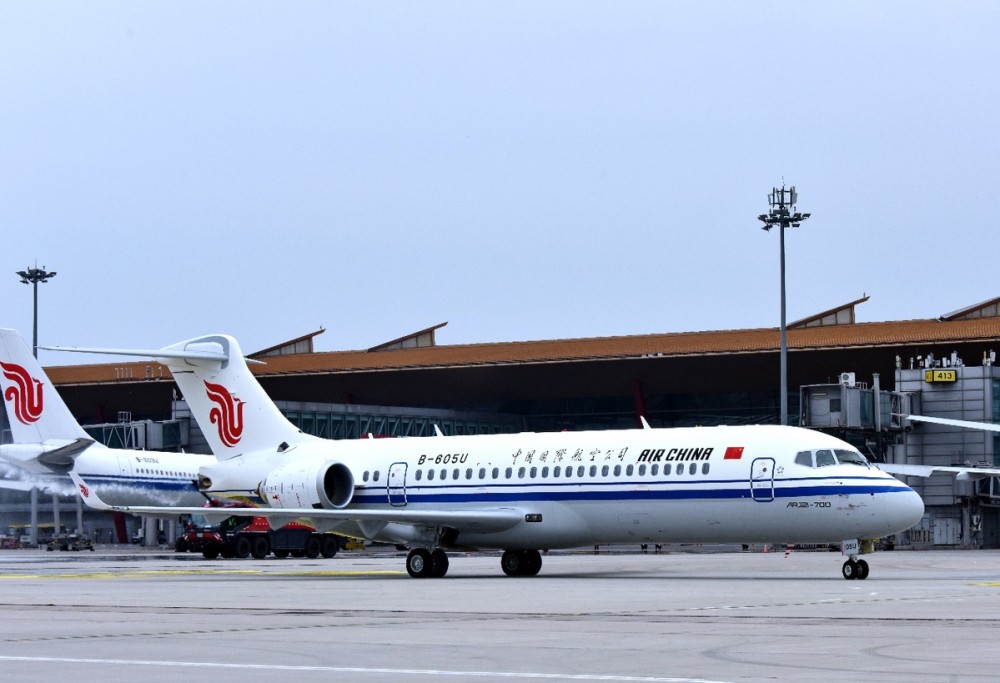 2020年6月28日下午,国航首架arj21-700飞机飞抵北京首都国际机场.