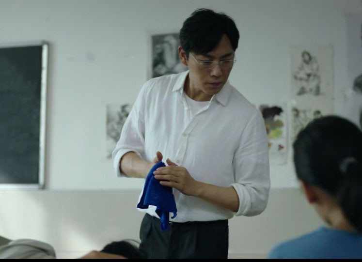 剧中秦昊饰演的张东升,带着岳父岳母爬山,在山顶拍照时,前一秒还在