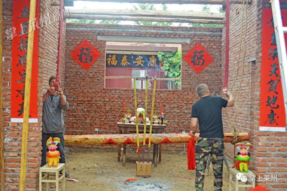 莱州这个村盖房上梁,太热闹!抢饽饽都抢到集上了!