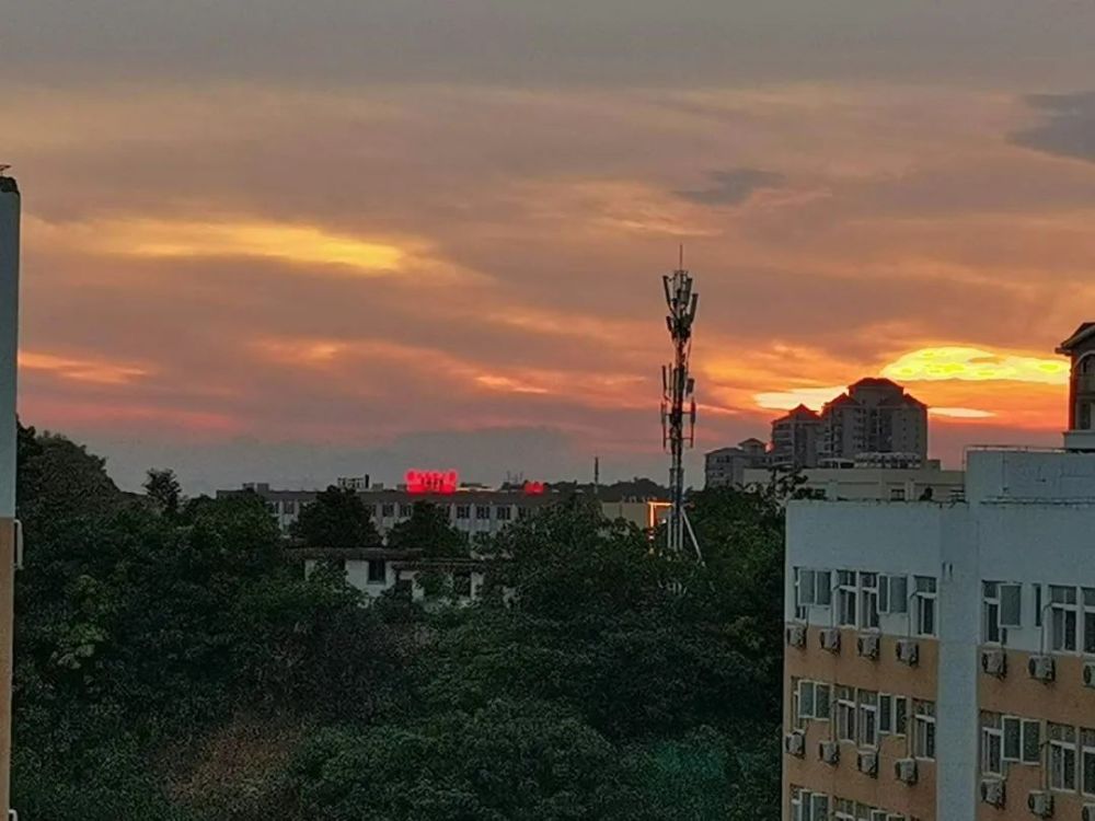 日晚菱歌唱,风烟满夕阳