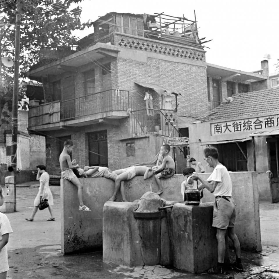 1980年代,西安市, 碑林区三学街小学门口的冰棍箱.